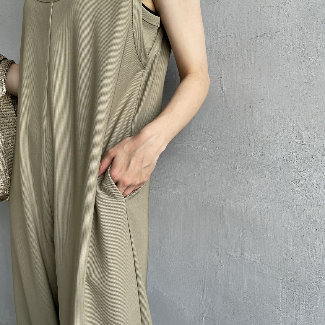 nenom [ネノム] マルチWAYレイヤードロンパース [NE25132005] 39 KHAKI &&モデル身長：158cm 着用サイズ：F&&