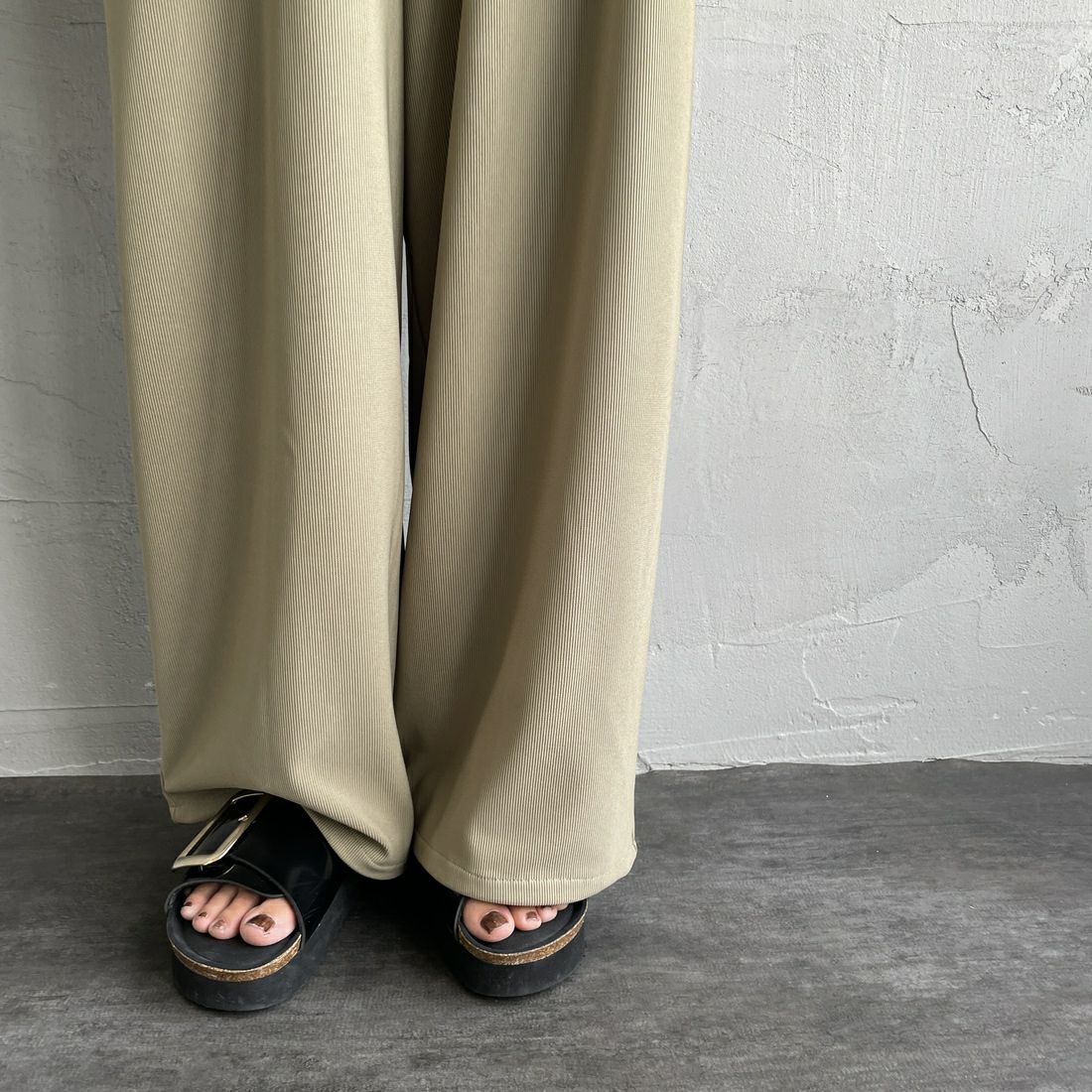 nenom [ネノム] マルチWAYレイヤードロンパース [NE25132005] 39 KHAKI &&モデル身長：158cm 着用サイズ：F&&