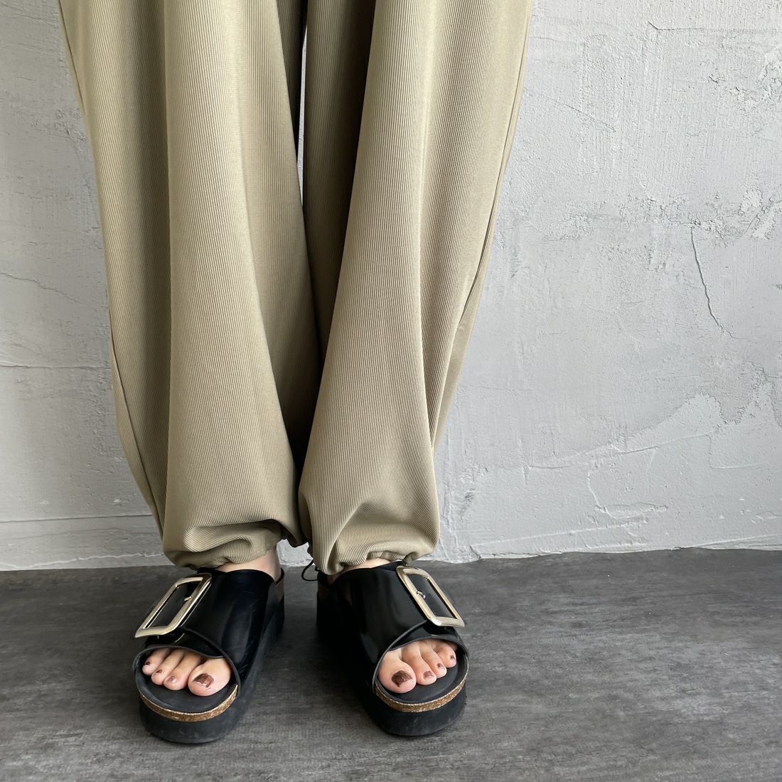 nenom [ネノム] マルチWAYレイヤードロンパース [NE25132005] 39 KHAKI &&モデル身長：158cm 着用サイズ：F&&