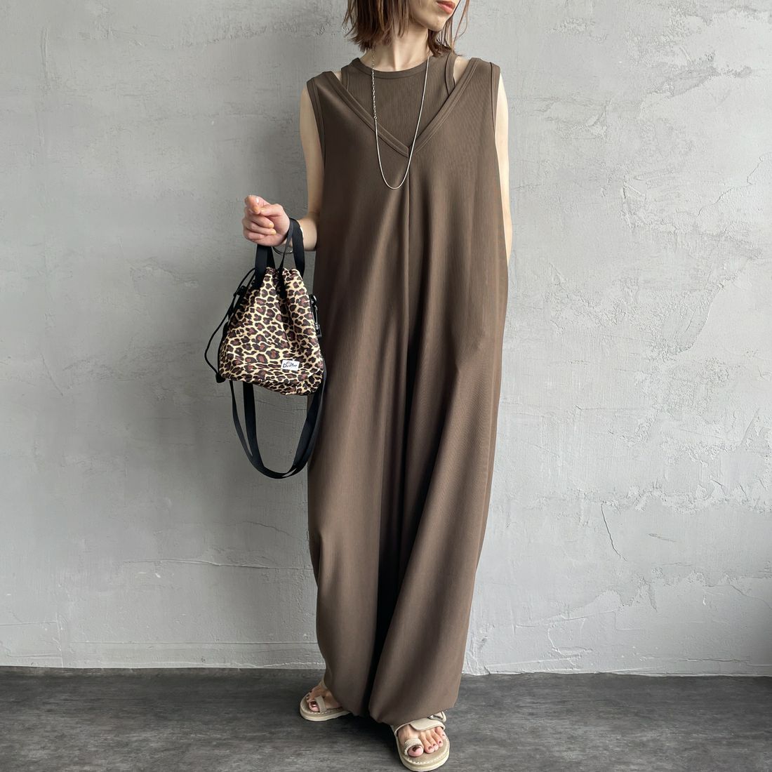 nenom [ネノム] マルチWAYレイヤードロンパース [NE25132005] 28 BROWN &&モデル身長：158cm 着用サイズ：F&&