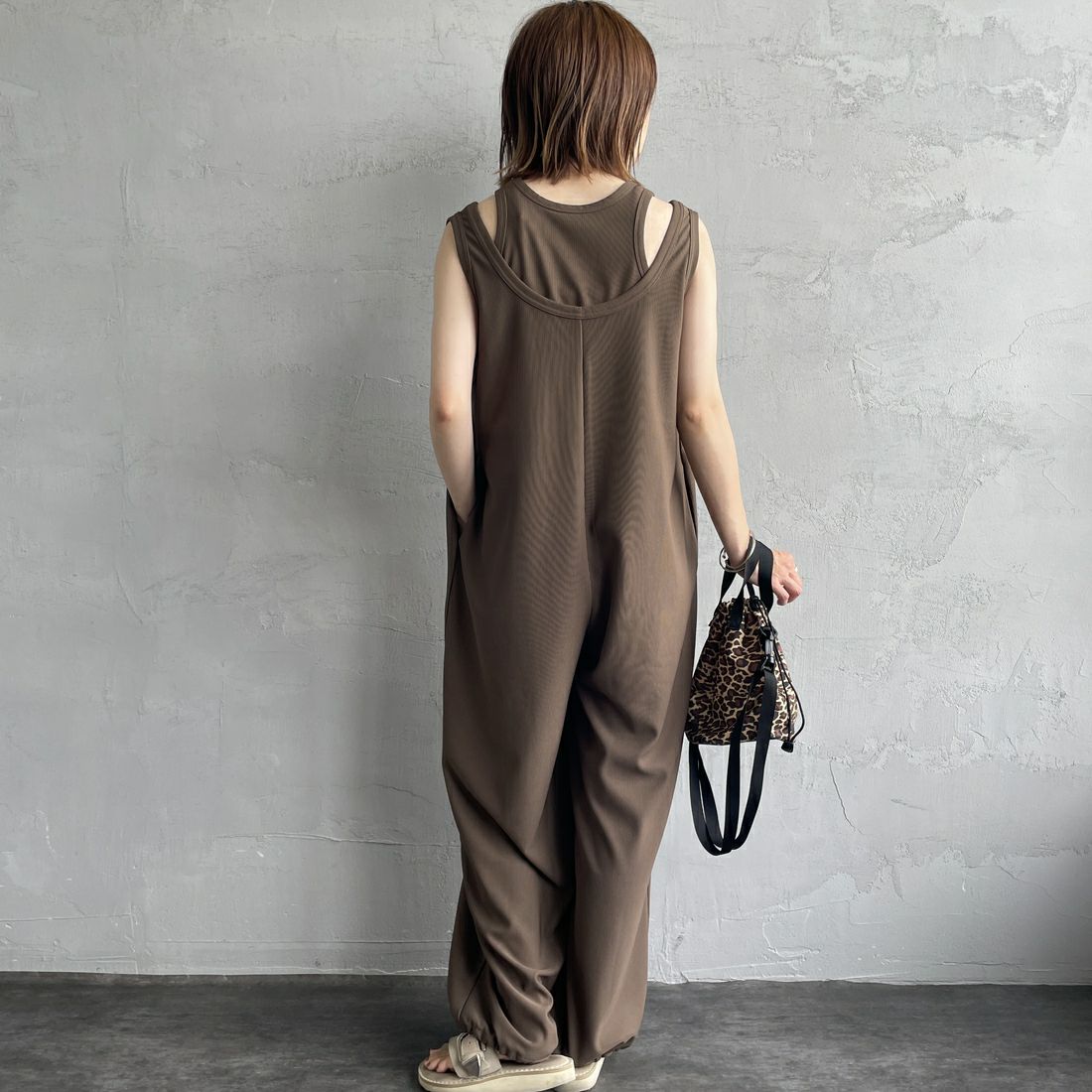nenom [ネノム] マルチWAYレイヤードロンパース [NE25132005] 28 BROWN &&モデル身長：158cm 着用サイズ：F&&