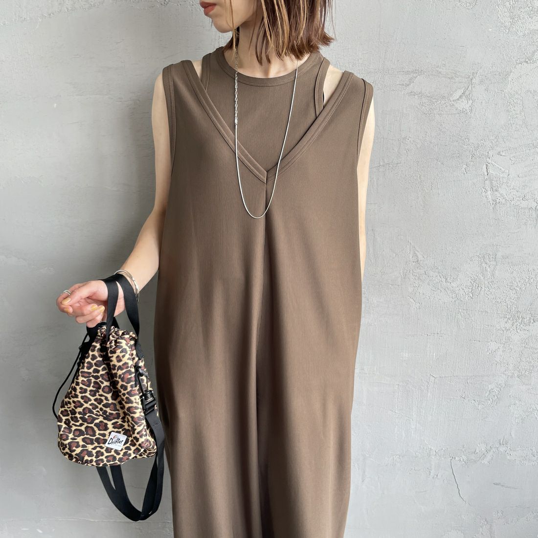 nenom [ネノム] マルチWAYレイヤードロンパース [NE25132005] 28 BROWN &&モデル身長：158cm 着用サイズ：F&&
