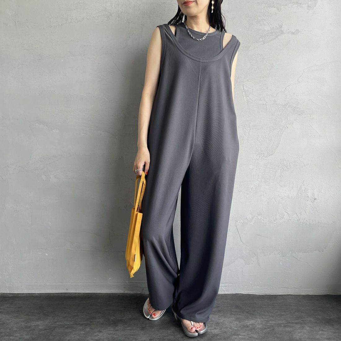 nenom [ネノム] マルチWAYレイヤードロンパース [NE25132005] 08 CHARCOA &&モデル身長：160cm 着用サイズ：F&&