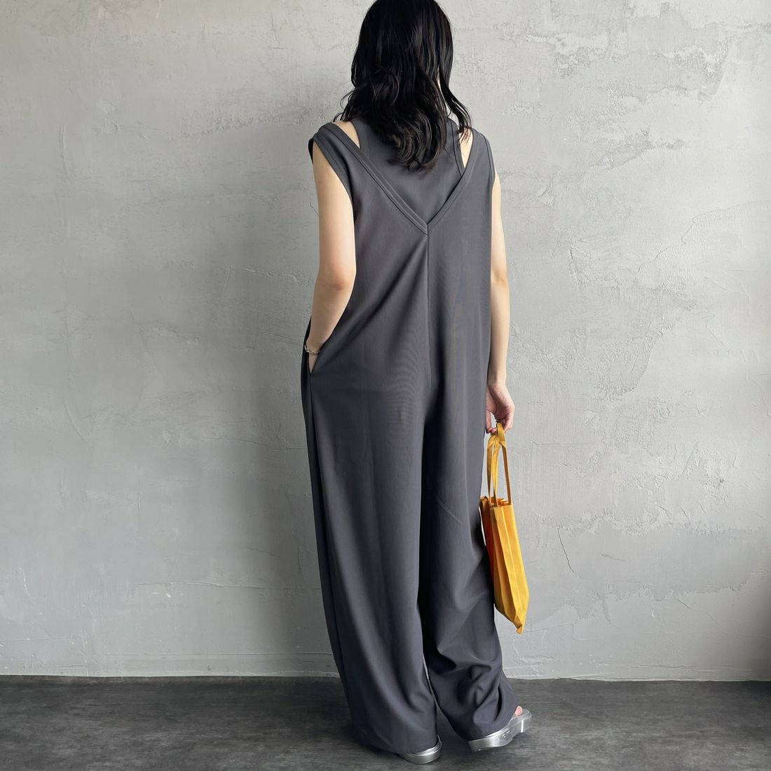 nenom [ネノム] マルチWAYレイヤードロンパース [NE25132005] 08 CHARCOA &&モデル身長：160cm 着用サイズ：F&&