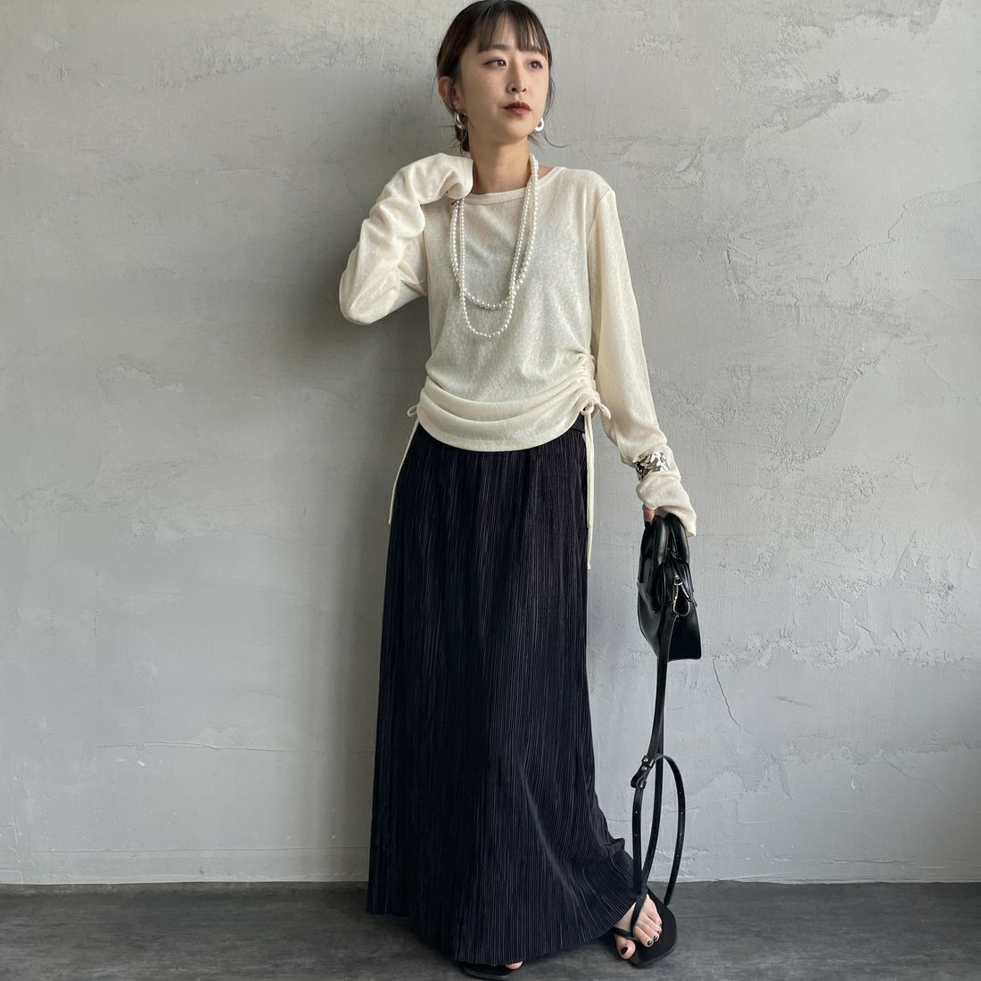nenom [ネノム] サイドドロストシアーカットソー [NE25132001] 21 IVORY &&モデル身長：150cm 着用サイズ：F&&