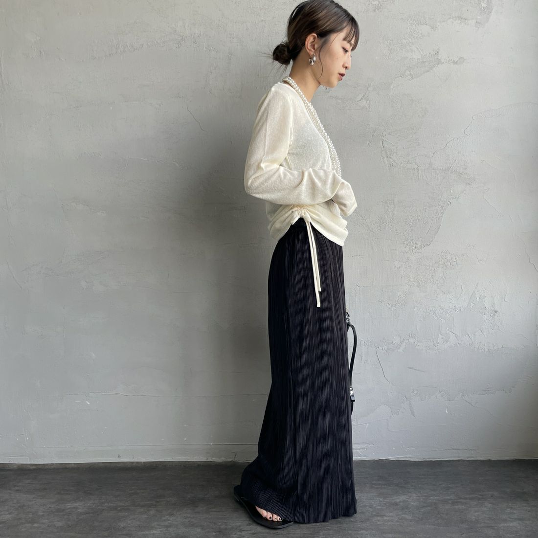 nenom [ネノム] サイドドロストシアーカットソー [NE25132001] 21 IVORY &&モデル身長：150cm 着用サイズ：F&&