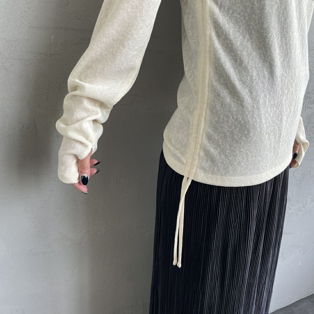 nenom [ネノム] サイドドロストシアーカットソー [NE25132001] 21 IVORY &&モデル身長：150cm 着用サイズ：F&&