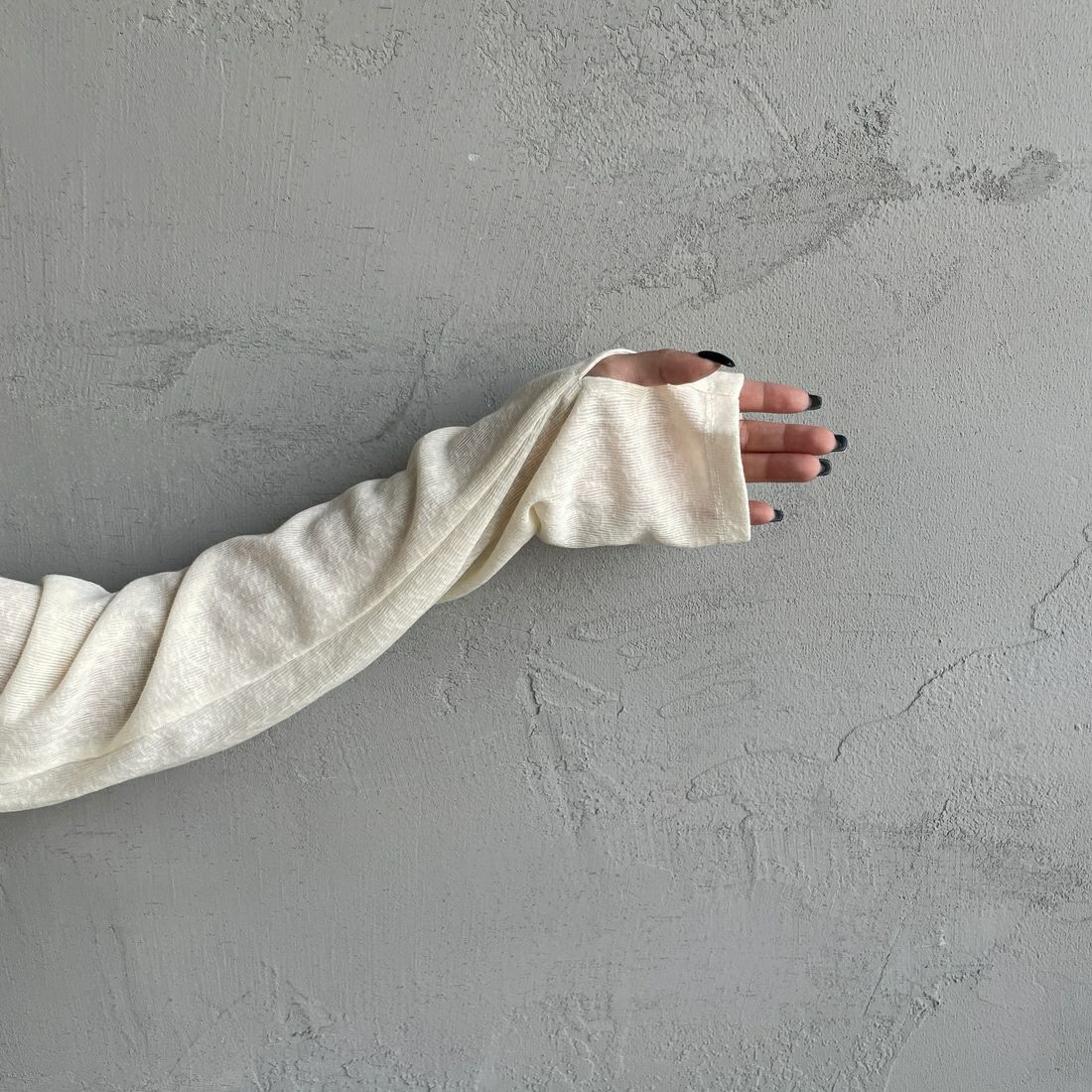 nenom [ネノム] サイドドロストシアーカットソー [NE25132001] 21 IVORY &&モデル身長：150cm 着用サイズ：F&&