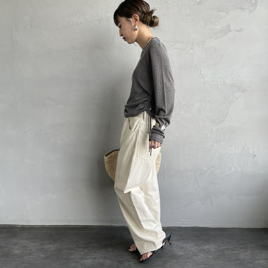 nenom [ネノム] サイドドロストシアーカットソー [NE25132001] 08 CHARCOA &&モデル身長：150cm 着用サイズ：F&&