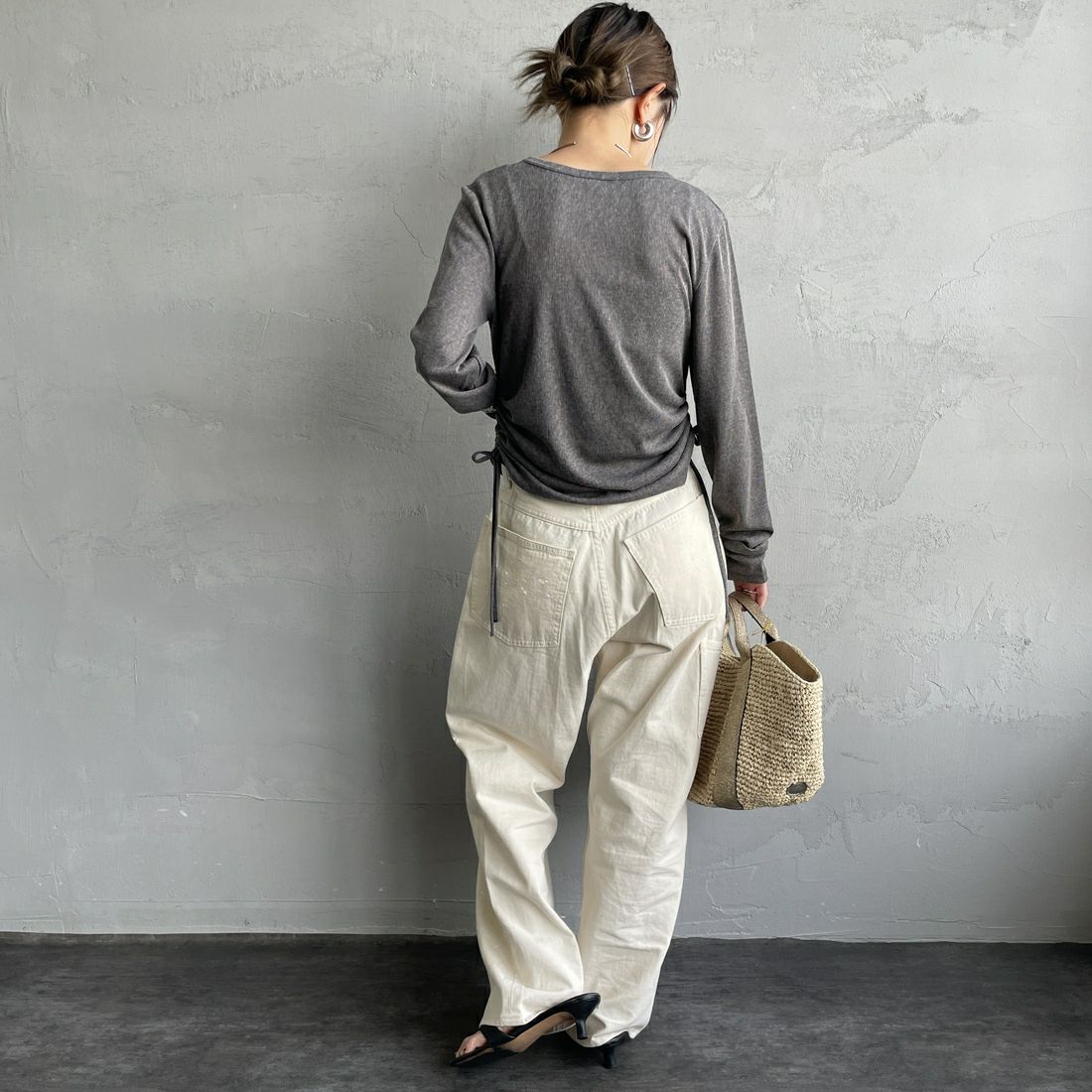 nenom [ネノム] サイドドロストシアーカットソー [NE25132001] 08 CHARCOA &&モデル身長：150cm 着用サイズ：F&&