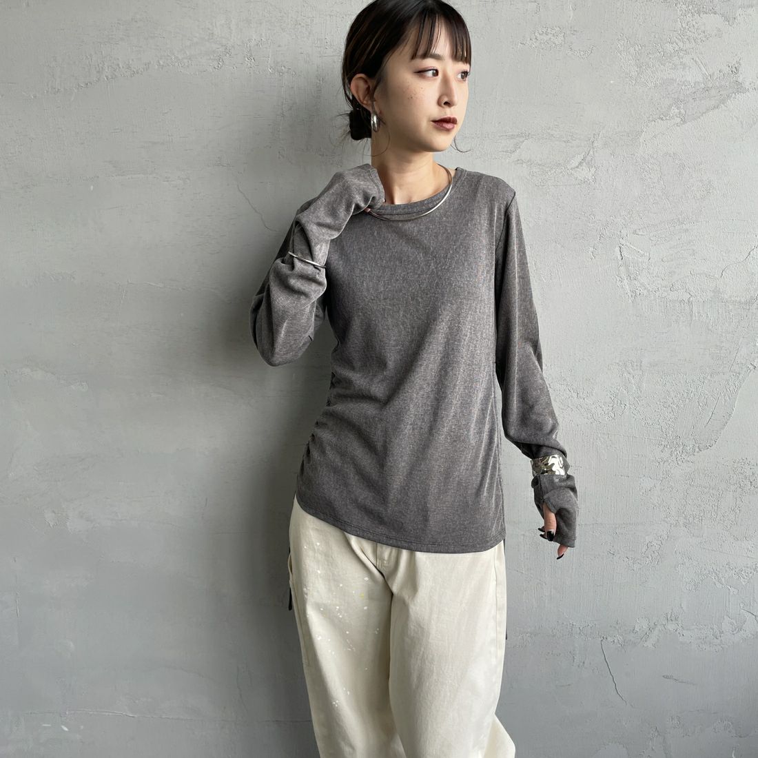 nenom [ネノム] サイドドロストシアーカットソー [NE25132001] 08 CHARCOA &&モデル身長：150cm 着用サイズ：F&&