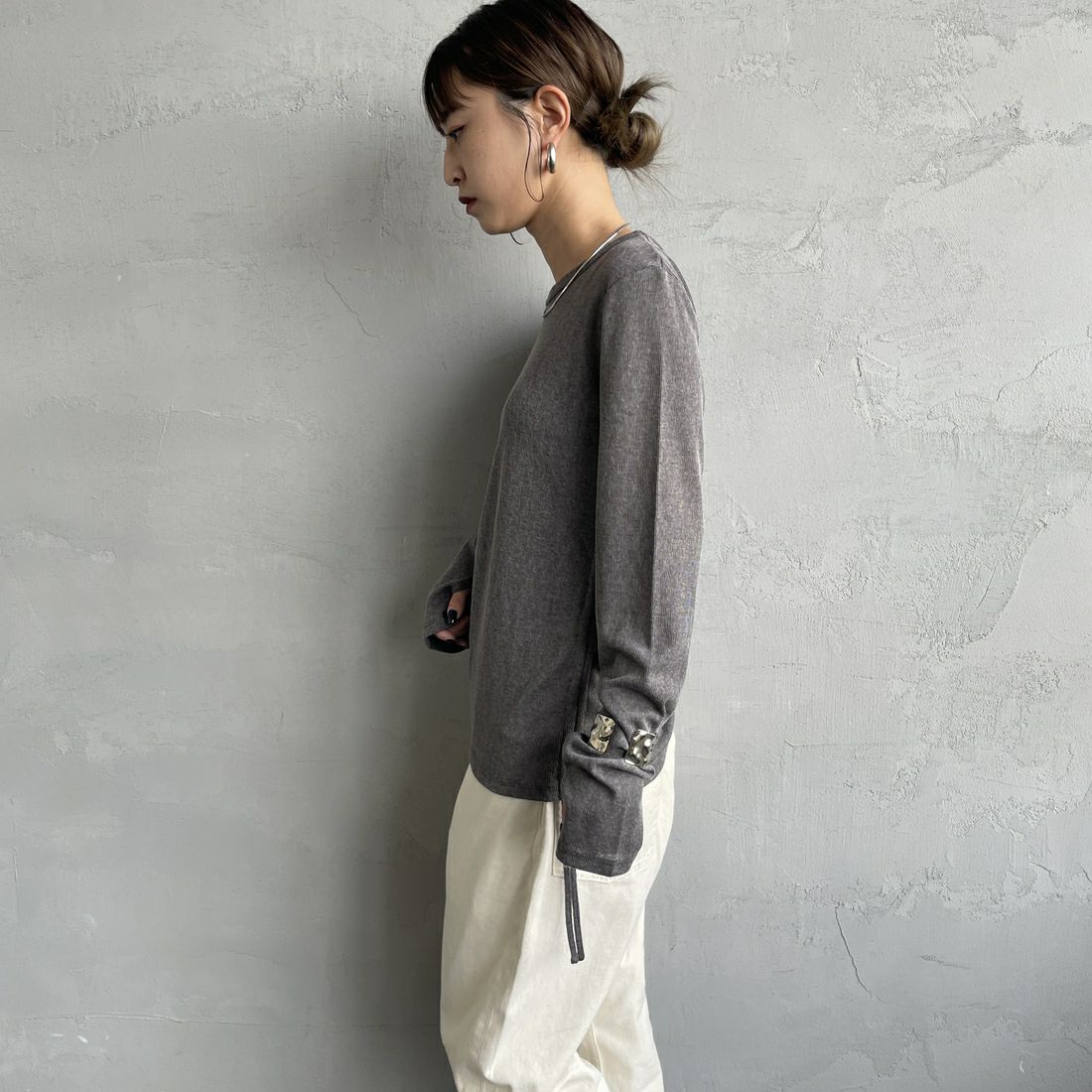 nenom [ネノム] サイドドロストシアーカットソー [NE25132001] 08 CHARCOA &&モデル身長：150cm 着用サイズ：F&&