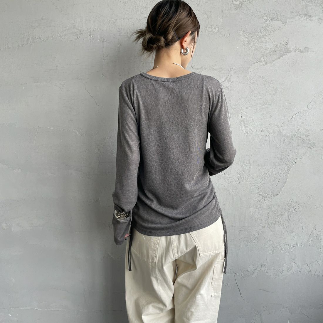 nenom [ネノム] サイドドロストシアーカットソー [NE25132001] 08 CHARCOA &&モデル身長：150cm 着用サイズ：F&&