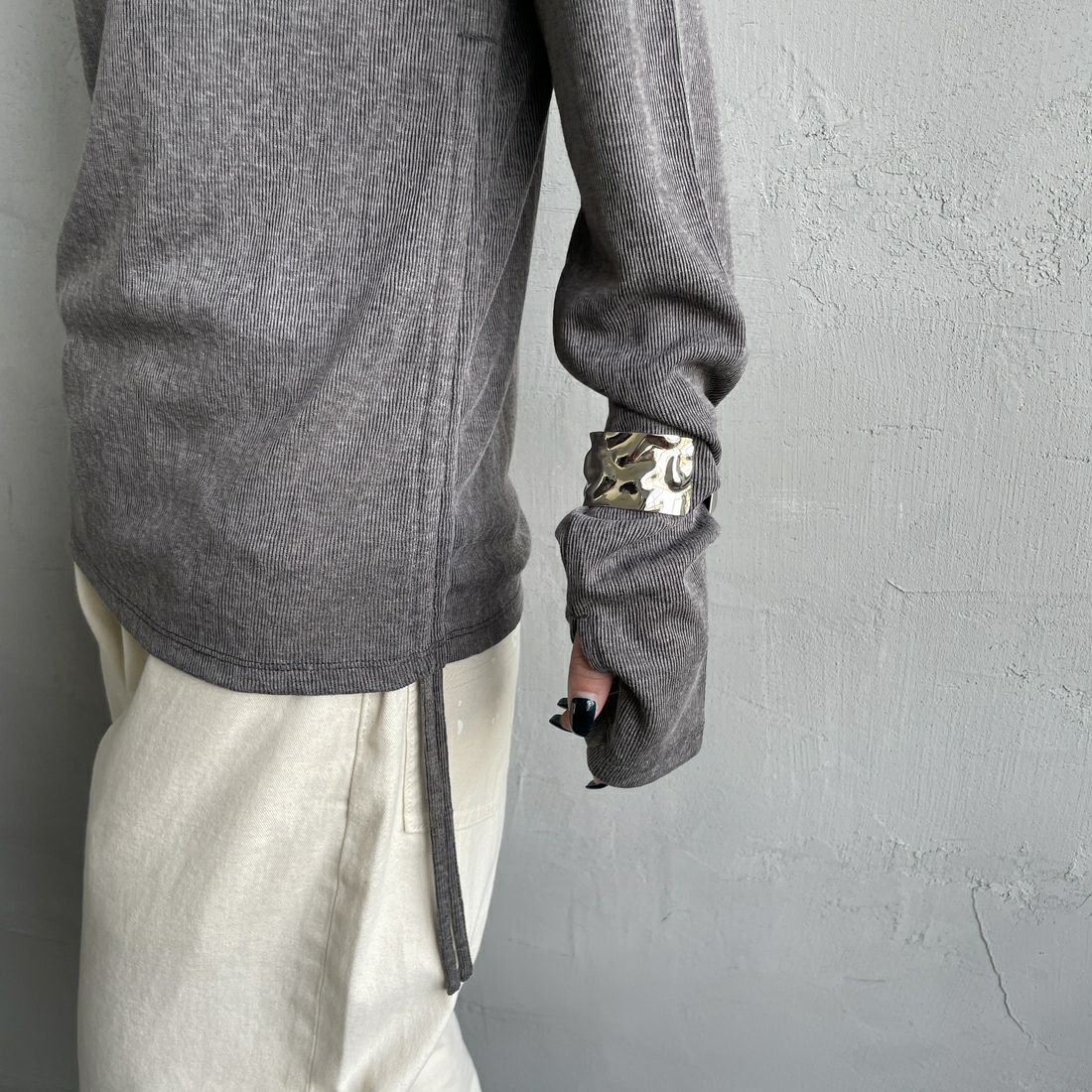 nenom [ネノム] サイドドロストシアーカットソー [NE25132001] 08 CHARCOA &&モデル身長：150cm 着用サイズ：F&&