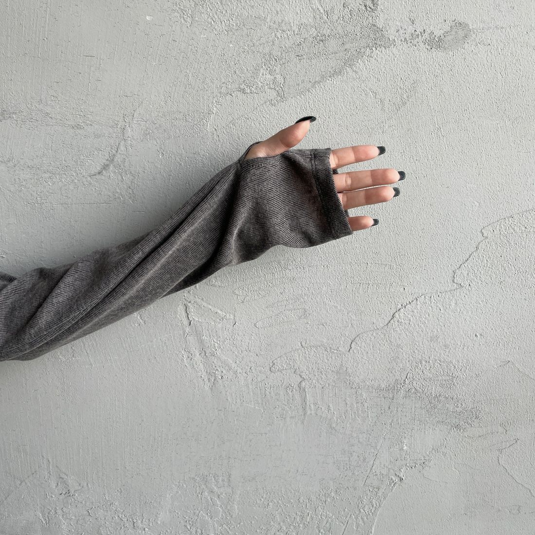 nenom [ネノム] サイドドロストシアーカットソー [NE25132001] 08 CHARCOA &&モデル身長：150cm 着用サイズ：F&&