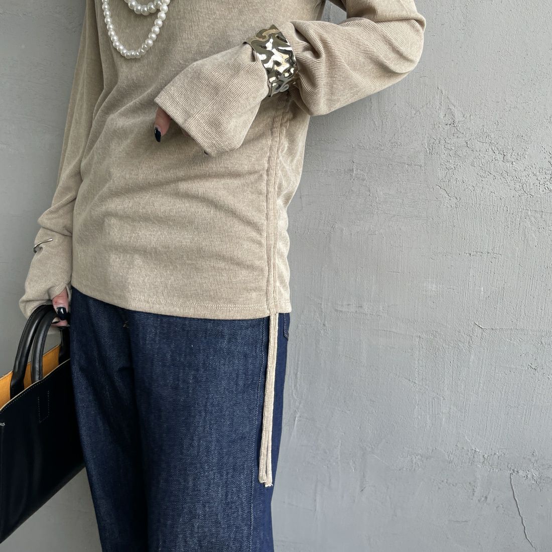 nenom [ネノム] サイドドロストシアーカットソー [NE25132001] 22 BEIGE &&モデル身長：150cm 着用サイズ：F&&