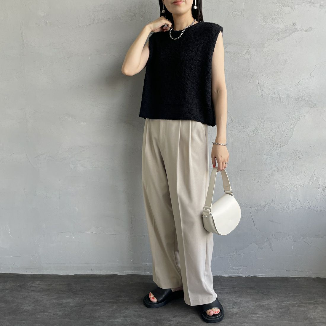 mizuiro ind [ミズイロインド] クルーネックショートベスト [2-220030] 99 BLACK &&モデル身長：160cm 着用サイズ：F&&