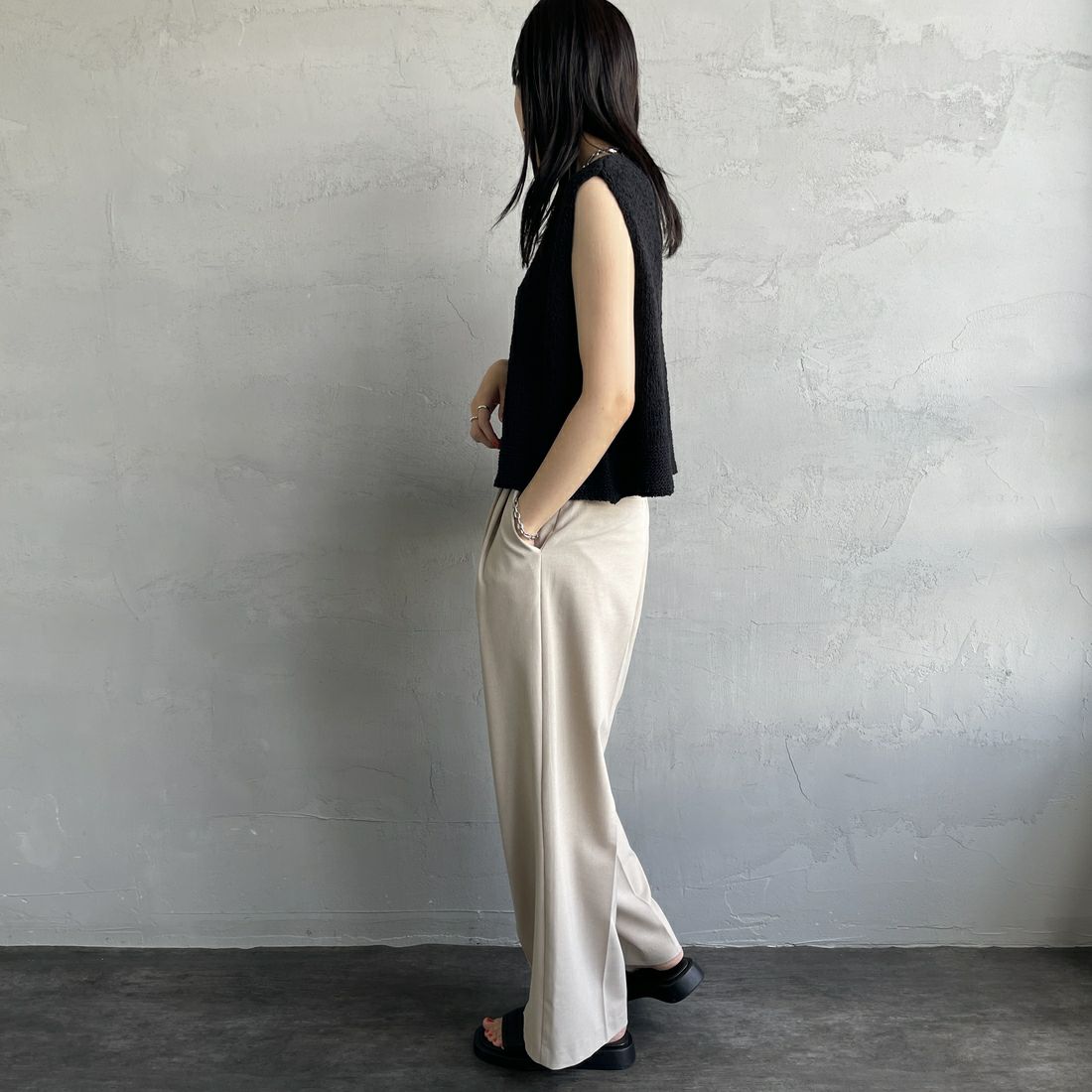 mizuiro ind [ミズイロインド] クルーネックショートベスト [2-220030] 99 BLACK &&モデル身長：160cm 着用サイズ：F&&