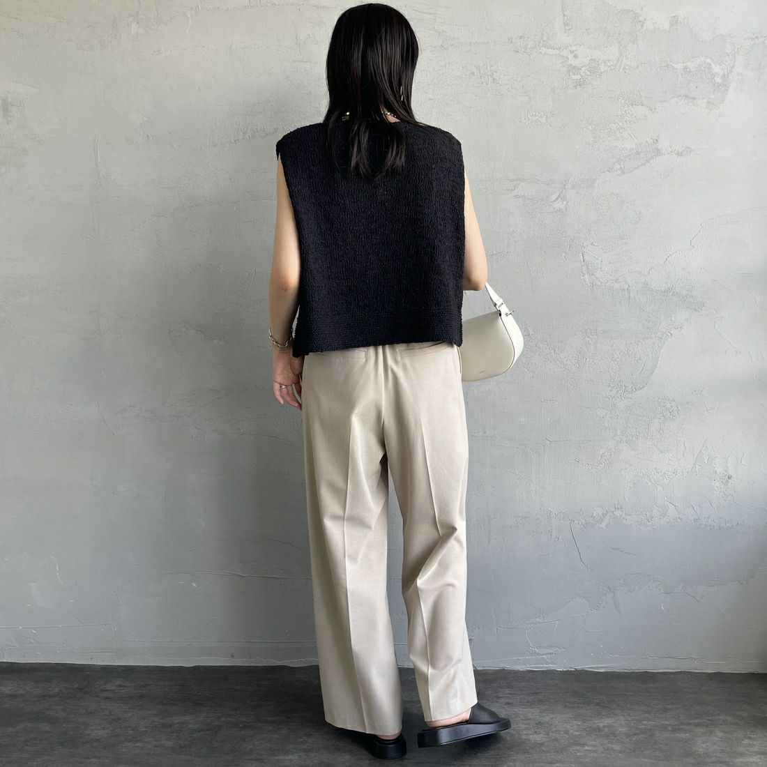 mizuiro ind [ミズイロインド] クルーネックショートベスト [2-220030] 99 BLACK &&モデル身長：160cm 着用サイズ：F&&