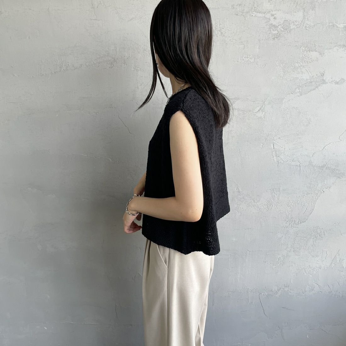 mizuiro ind [ミズイロインド] クルーネックショートベスト [2-220030] 99 BLACK &&モデル身長：160cm 着用サイズ：F&&
