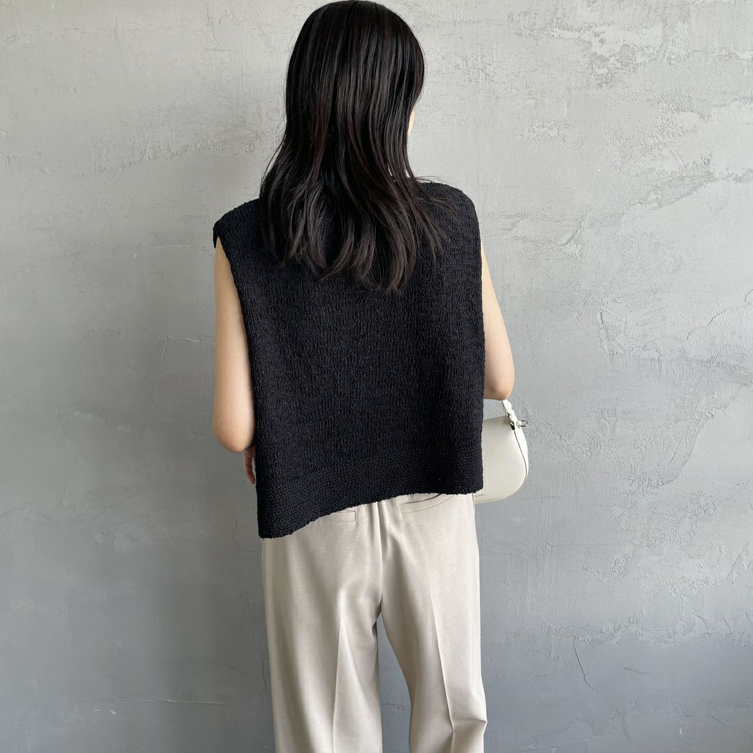 mizuiro ind [ミズイロインド] クルーネックショートベスト [2-220030] 99 BLACK &&モデル身長：160cm 着用サイズ：F&&