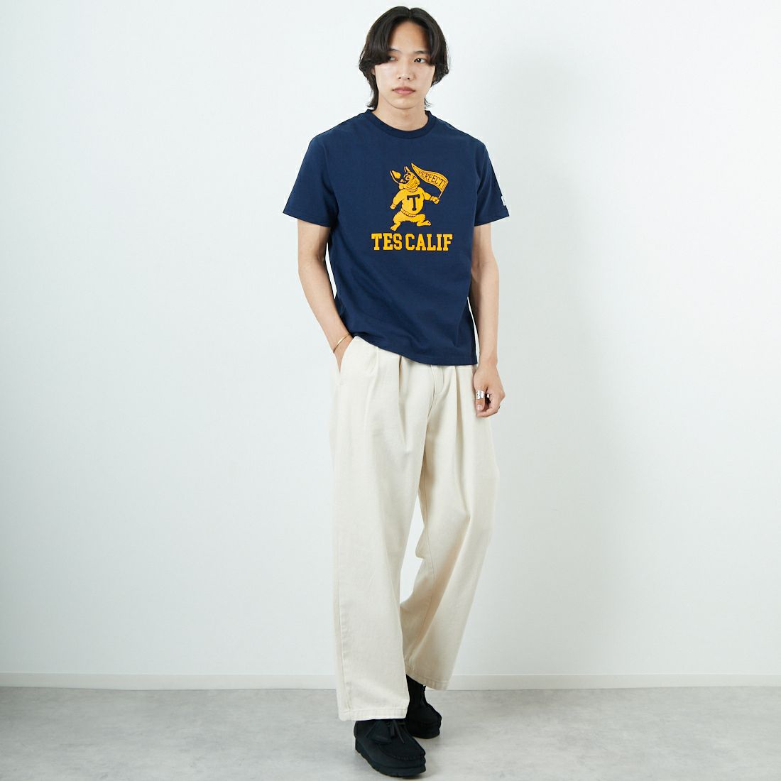 The Endless Summer [エンドレスサマー] カレッジロゴ フロッキープリントTシャツ [FH-25574337] 60 NAVY &&モデル身長：179cm 着用サイズ：M&&