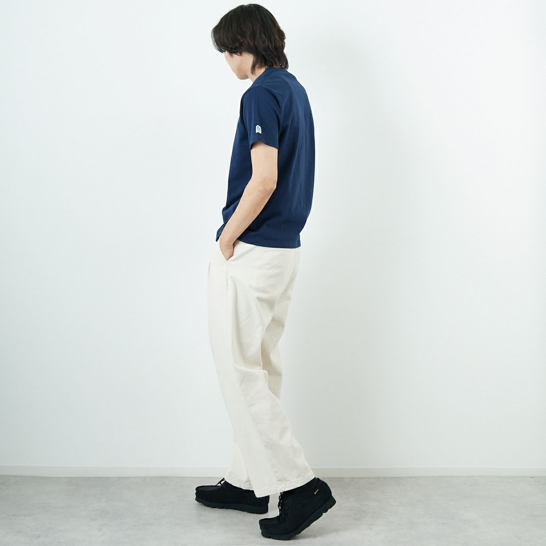 The Endless Summer [エンドレスサマー] カレッジロゴ フロッキープリントTシャツ [FH-25574337] 60 NAVY &&モデル身長：179cm 着用サイズ：M&&