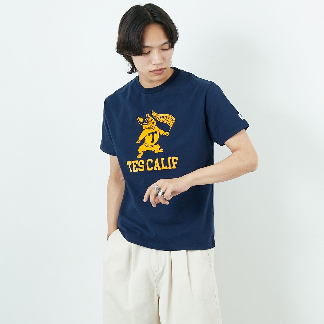 The Endless Summer [エンドレスサマー] カレッジロゴ フロッキープリントTシャツ [FH-25574337] 60 NAVY &&モデル身長：179cm 着用サイズ：M&&