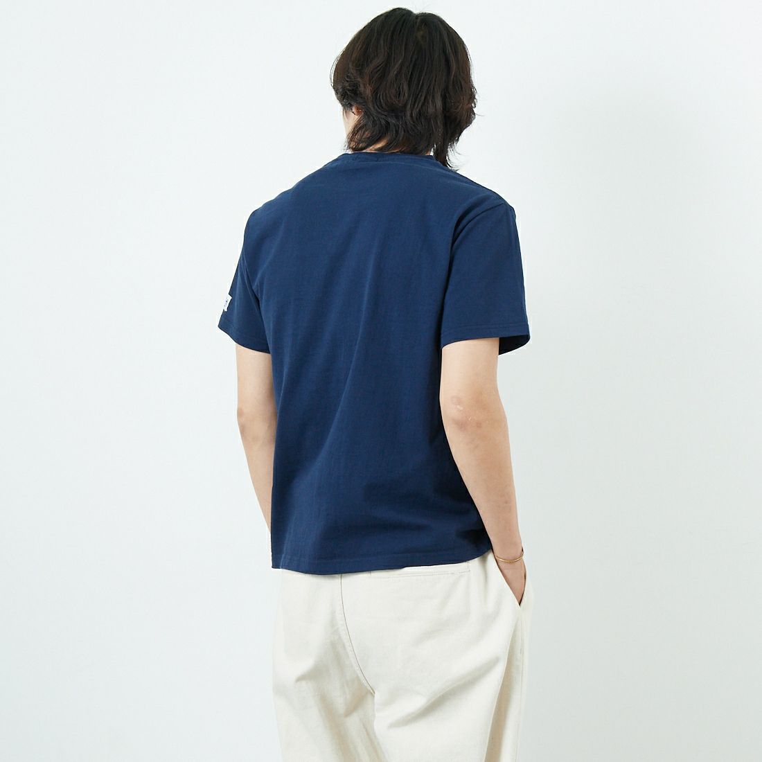 The Endless Summer [エンドレスサマー] カレッジロゴ フロッキープリントTシャツ [FH-25574337] 60 NAVY &&モデル身長：179cm 着用サイズ：M&&
