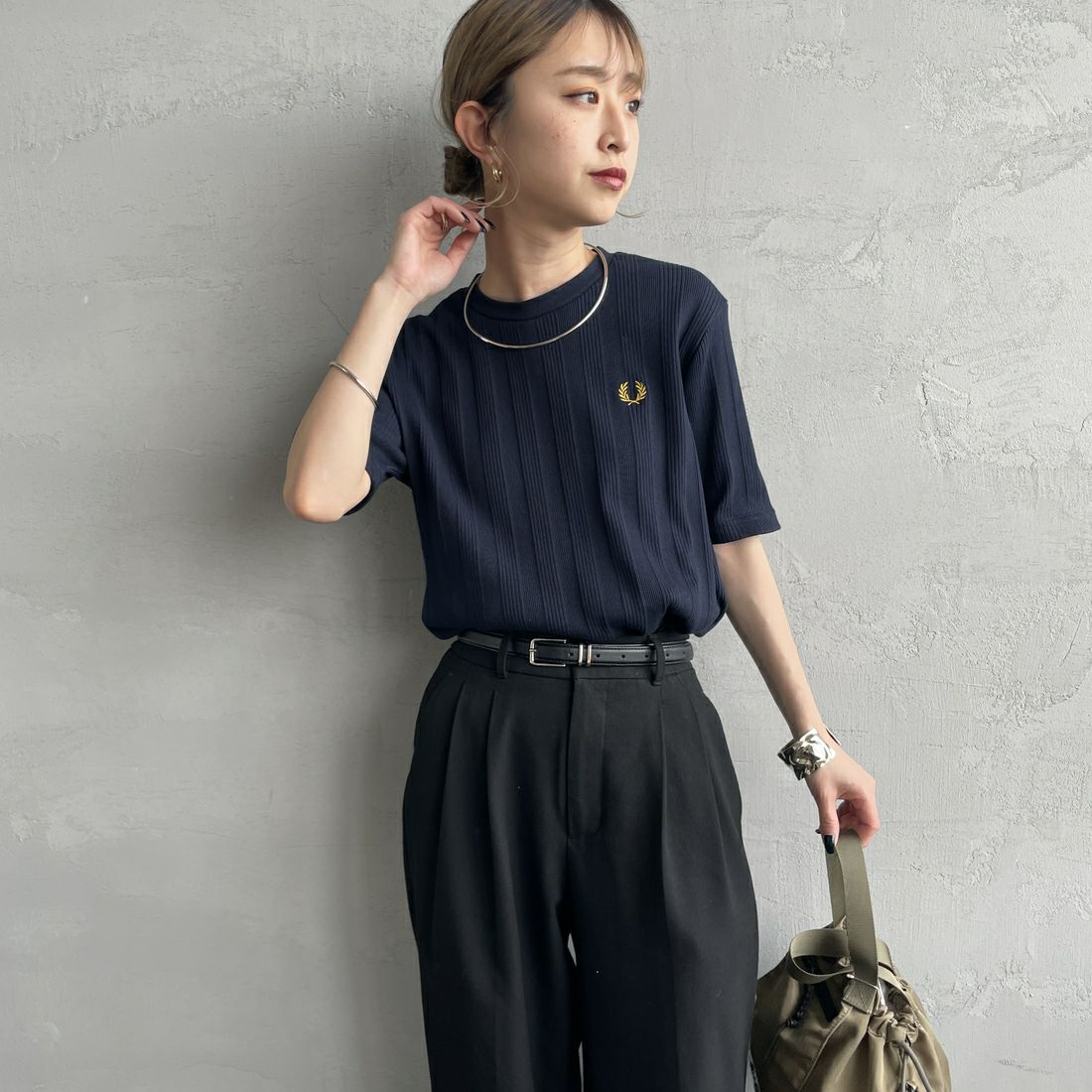 FRED PERRY [フレッドペリー] 別注 ランダムリブ ワンポイント刺繍Tシャツ [FPW-25S-013-JF] NAVY &&モデル身長：150cm 着用サイズ：8&&