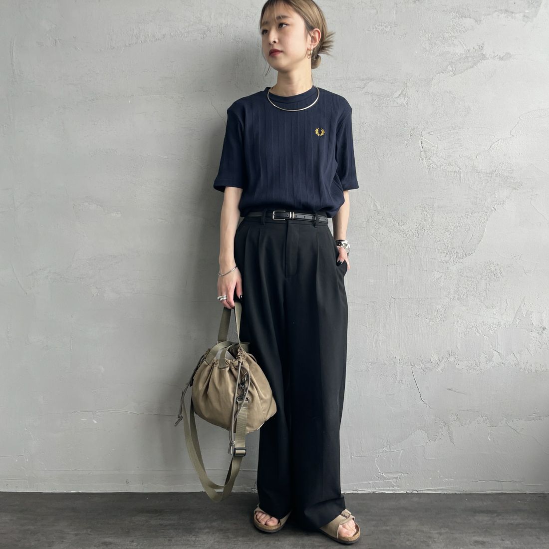 FRED PERRY [フレッドペリー] 別注 ランダムリブ ワンポイント刺繍Tシャツ [FPW-25S-013-JF] NAVY &&モデル身長：150cm 着用サイズ：8&&