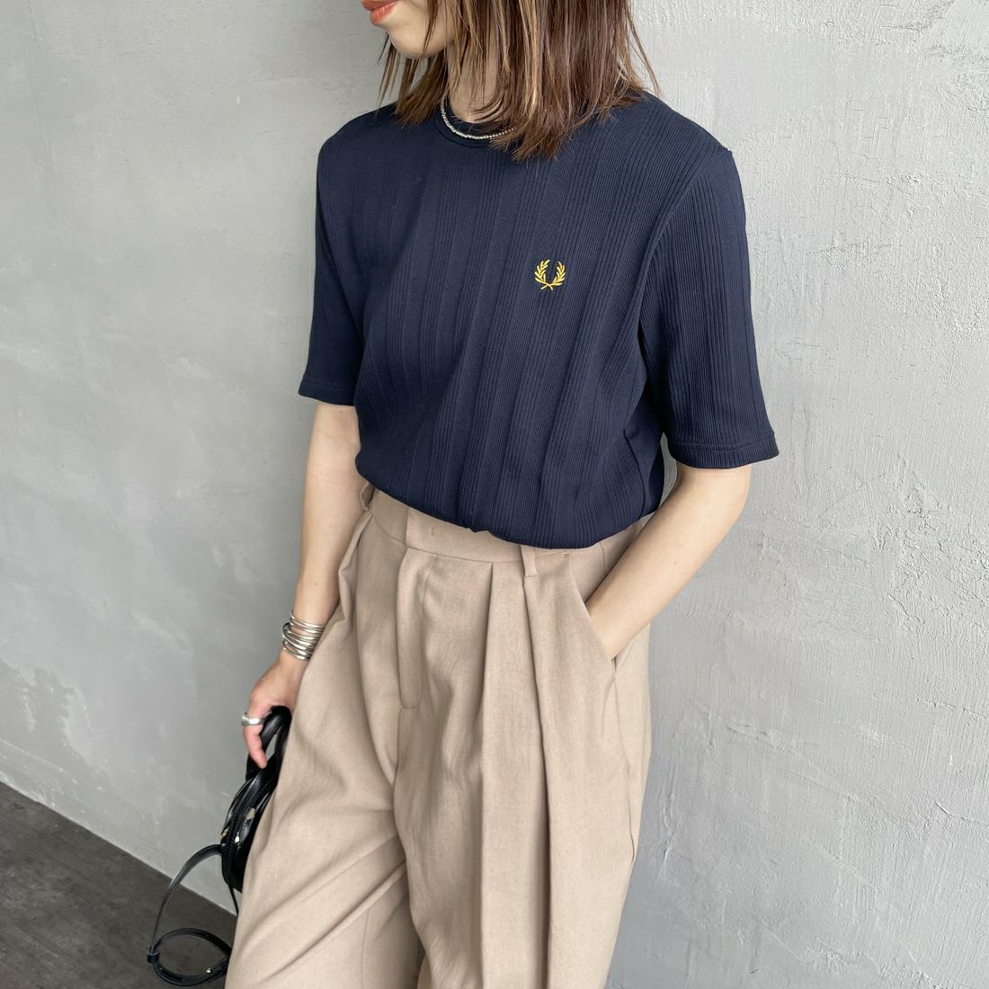 FRED PERRY [フレッドペリー] 別注 ランダムリブ ワンポイント刺繍Tシャツ [FPW-25S-013-JF] NAVY &&モデル身長：158cm 着用サイズ：10&&