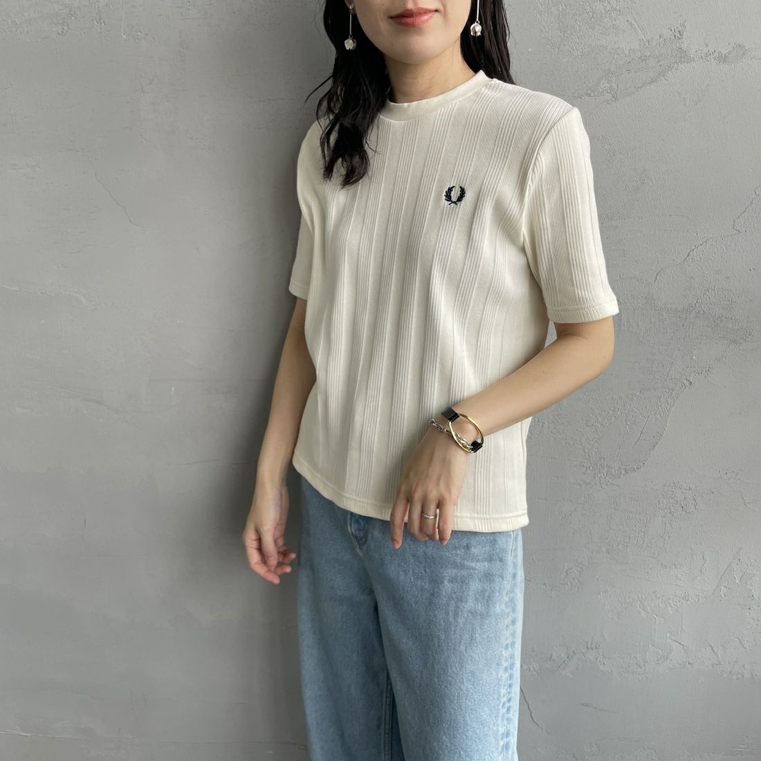 FRED PERRY [フレッドペリー] 別注 ランダムリブ ワンポイント刺繍Tシャツ [FPW-25S-013-JF] ECRU &&モデル身長：160cm 着用サイズ：10&&
