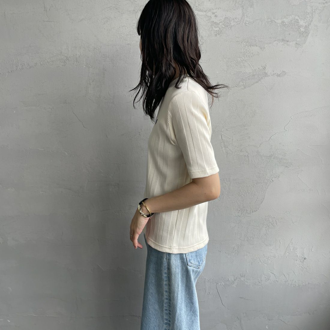 FRED PERRY [フレッドペリー] 別注 ランダムリブ ワンポイント刺繍Tシャツ [FPW-25S-013-JF] ECRU &&モデル身長：160cm 着用サイズ：10&&