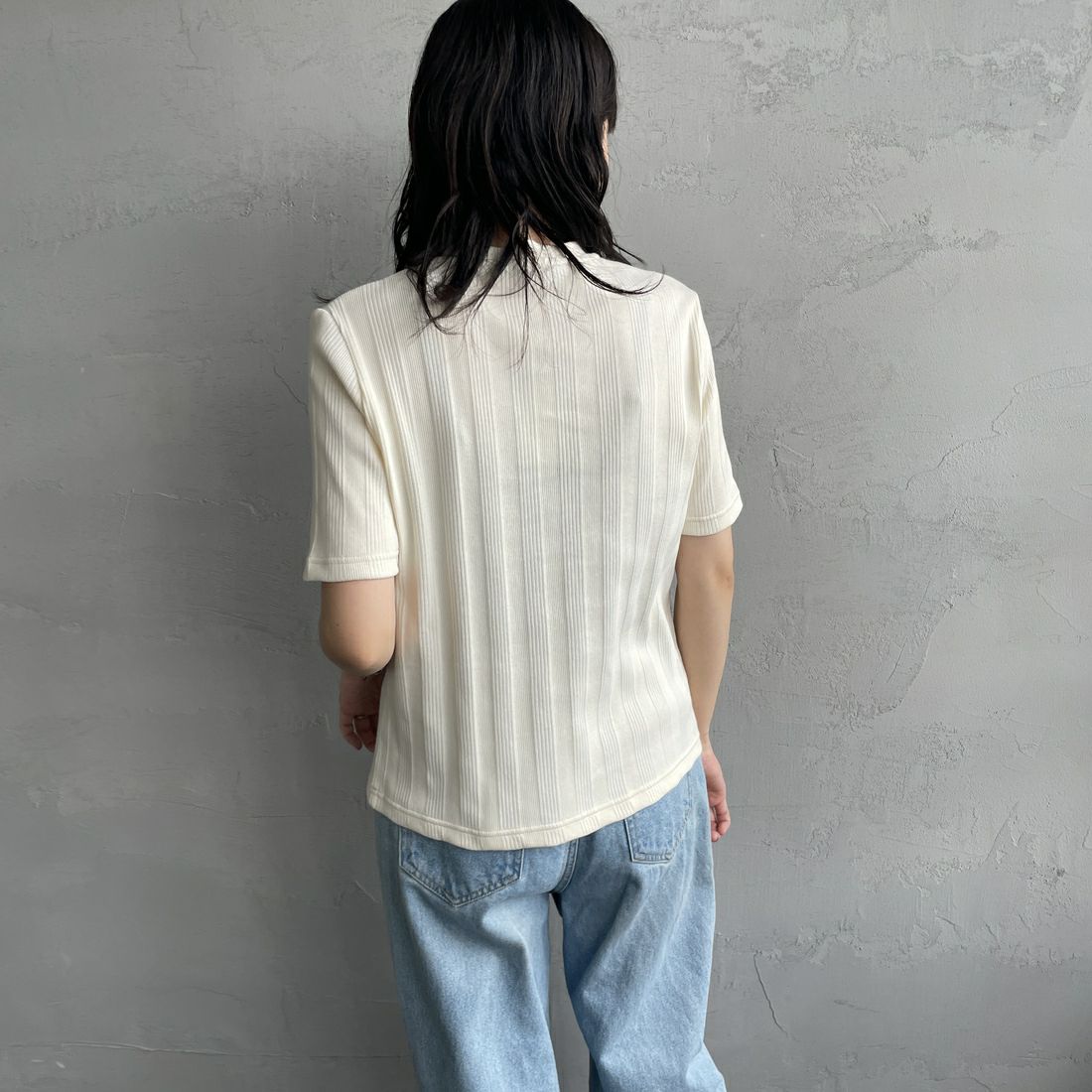 FRED PERRY [フレッドペリー] 別注 ランダムリブ ワンポイント刺繍Tシャツ [FPW-25S-013-JF] ECRU &&モデル身長：160cm 着用サイズ：10&&