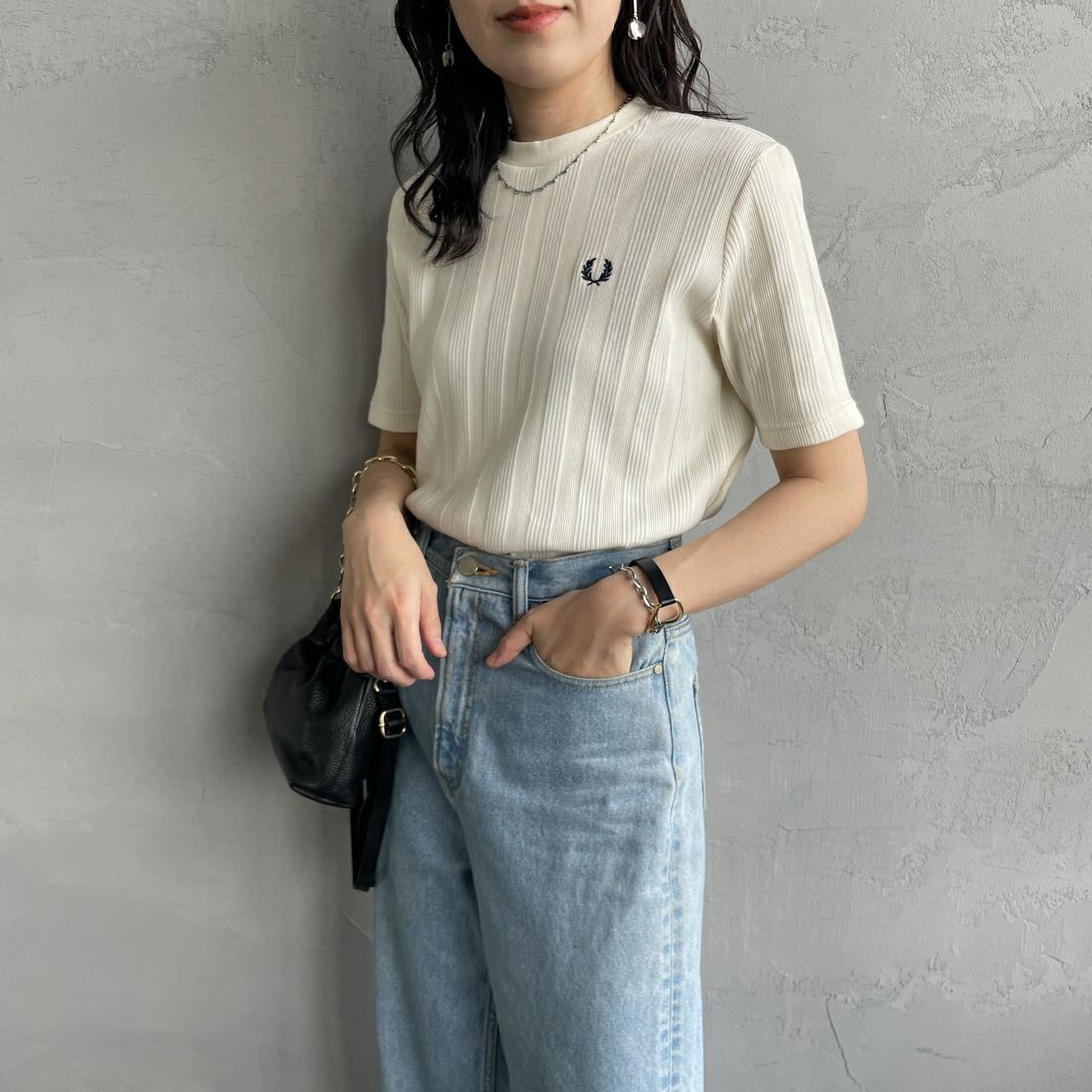 FRED PERRY [フレッドペリー] 別注 ランダムリブ ワンポイント刺繍Tシャツ [FPW-25S-013-JF] ECRU &&モデル身長：160cm 着用サイズ：8&&