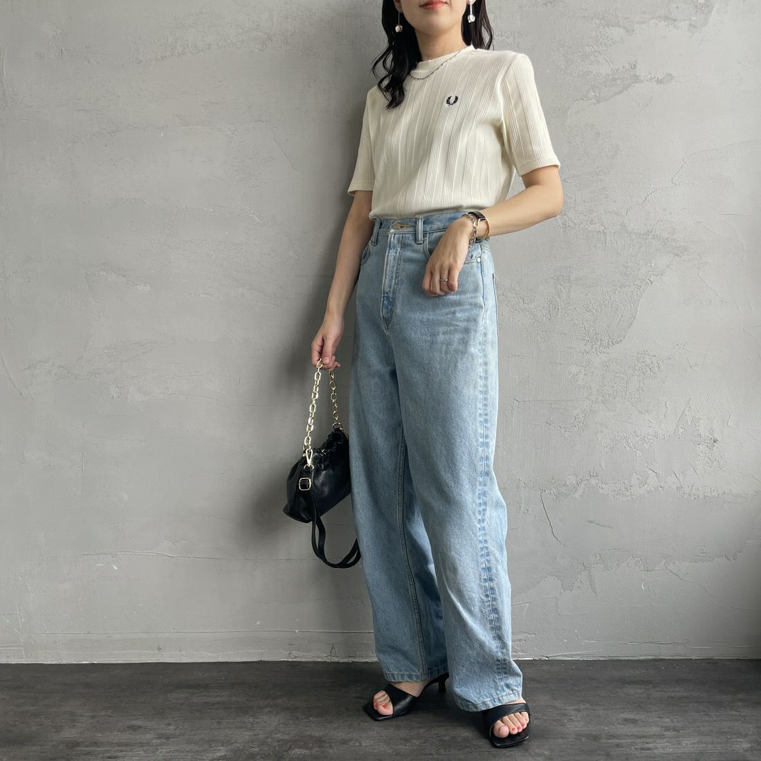 FRED PERRY [フレッドペリー] 別注 ランダムリブ ワンポイント刺繍Tシャツ [FPW-25S-013-JF] ECRU &&モデル身長：160cm 着用サイズ：8&&