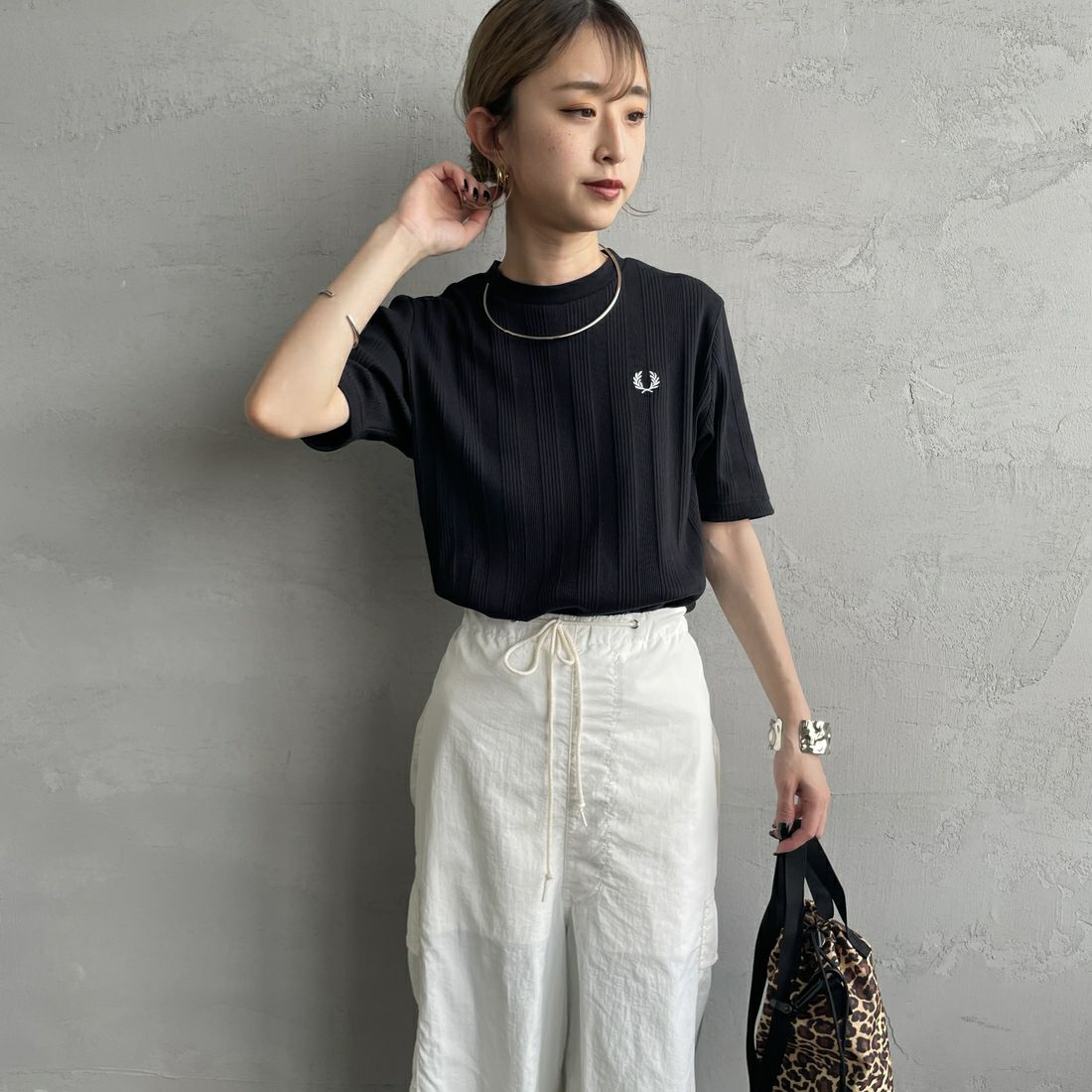 FRED PERRY [フレッドペリー] 別注 ランダムリブ ワンポイント刺繍Tシャツ [FPW-25S-013-JF] BLACK &&モデル身長：150cm 着用サイズ：8&&