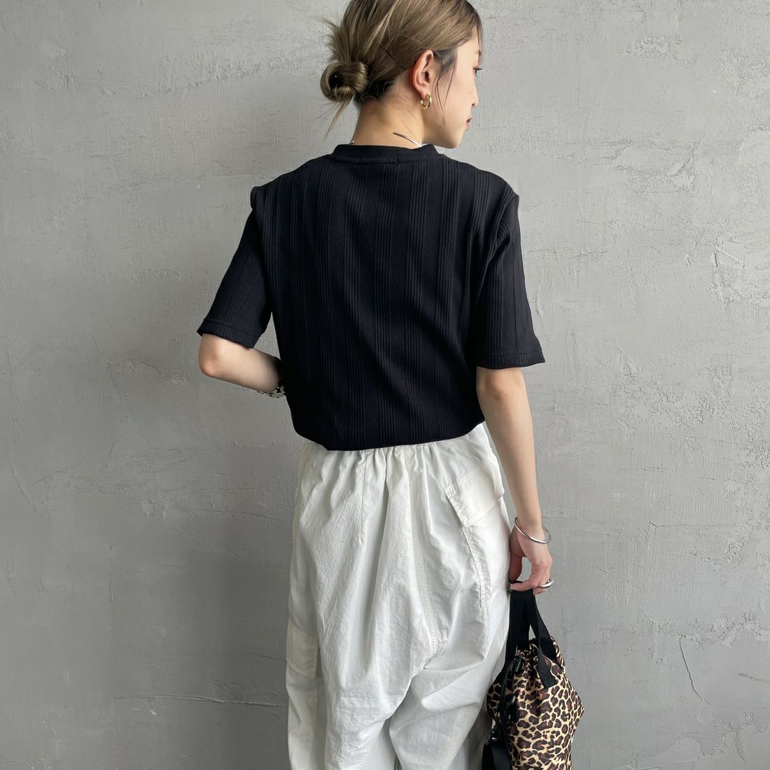 FRED PERRY [フレッドペリー] 別注 ランダムリブ ワンポイント刺繍Tシャツ [FPW-25S-013-JF] BLACK &&モデル身長：150cm 着用サイズ：8&&