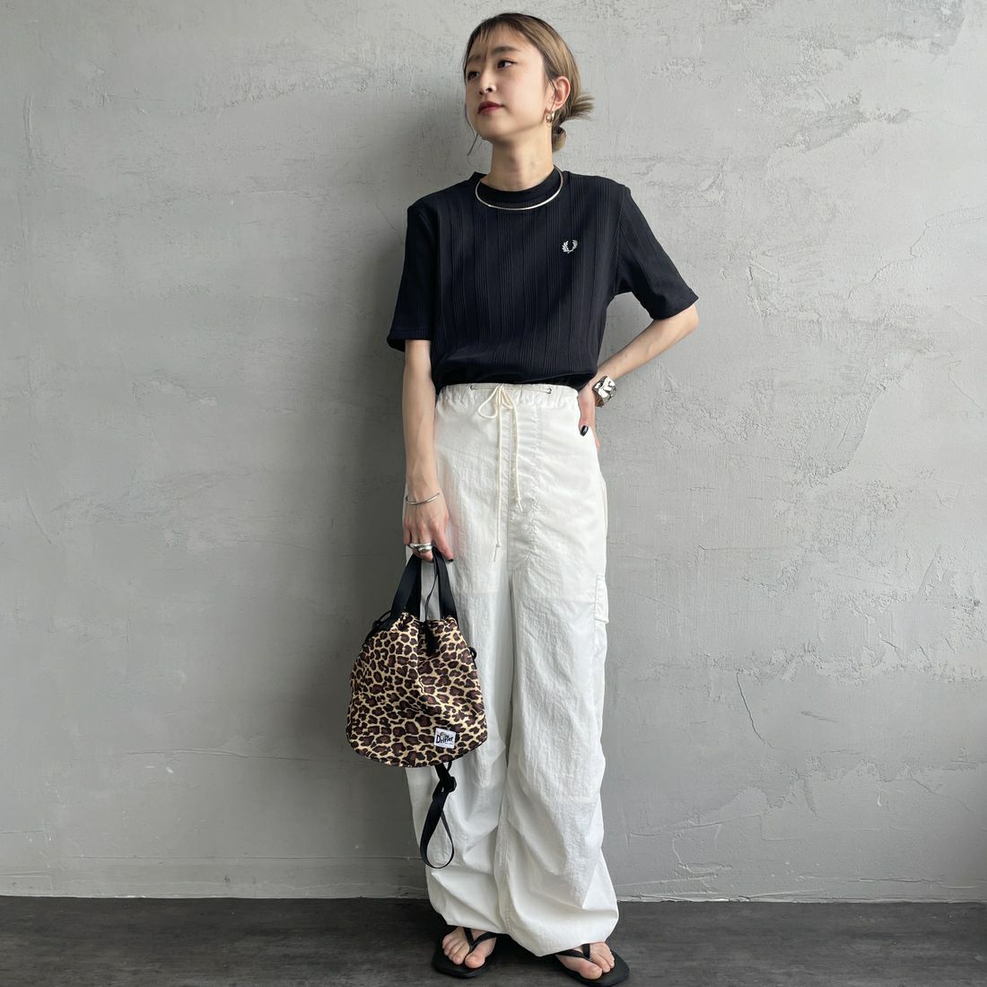 FRED PERRY [フレッドペリー] 別注 ランダムリブ ワンポイント刺繍Tシャツ [FPW-25S-013-JF] BLACK &&モデル身長：150cm 着用サイズ：8&&