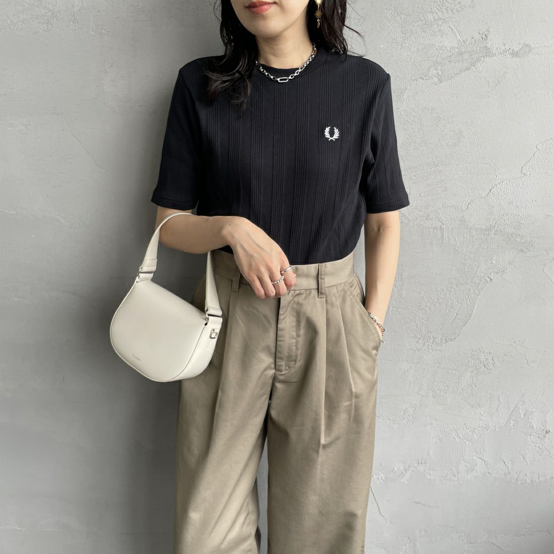 FRED PERRY [フレッドペリー] 別注 ランダムリブ ワンポイント刺繍Tシャツ [FPW-25S-013-JF] BLACK &&モデル身長：160cm 着用サイズ：10&&