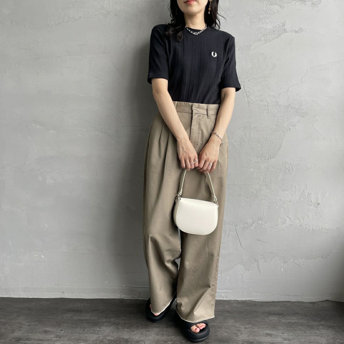 FRED PERRY [フレッドペリー] 別注 ランダムリブ ワンポイント刺繍Tシャツ [FPW-25S-013-JF] BLACK &&モデル身長：160cm 着用サイズ：10&&
