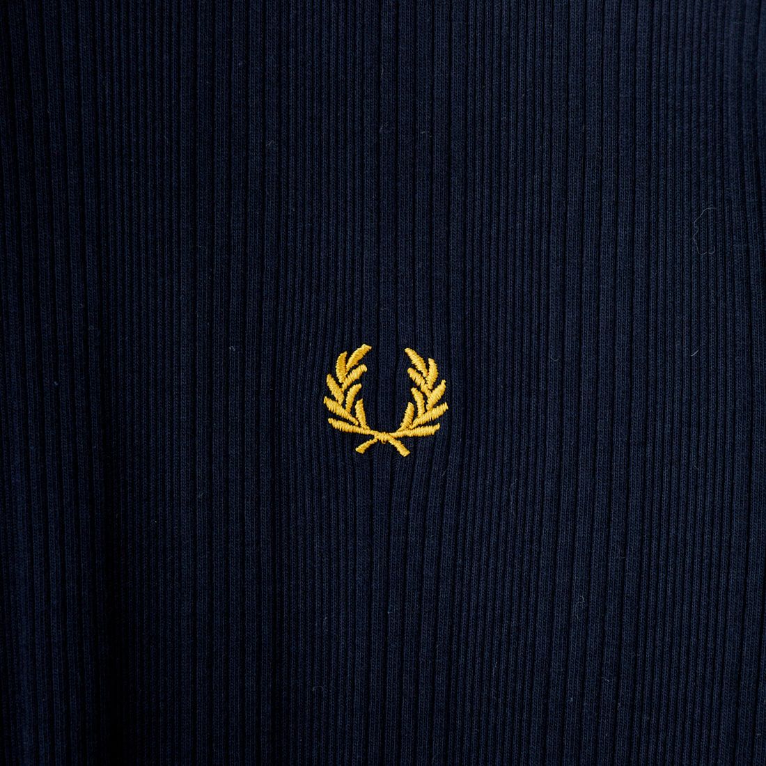 FRED PERRY [フレッドペリー] 別注 ランダムリブ ワンポイント刺繍Tシャツ [FPW-25S-013-JF] NAVY