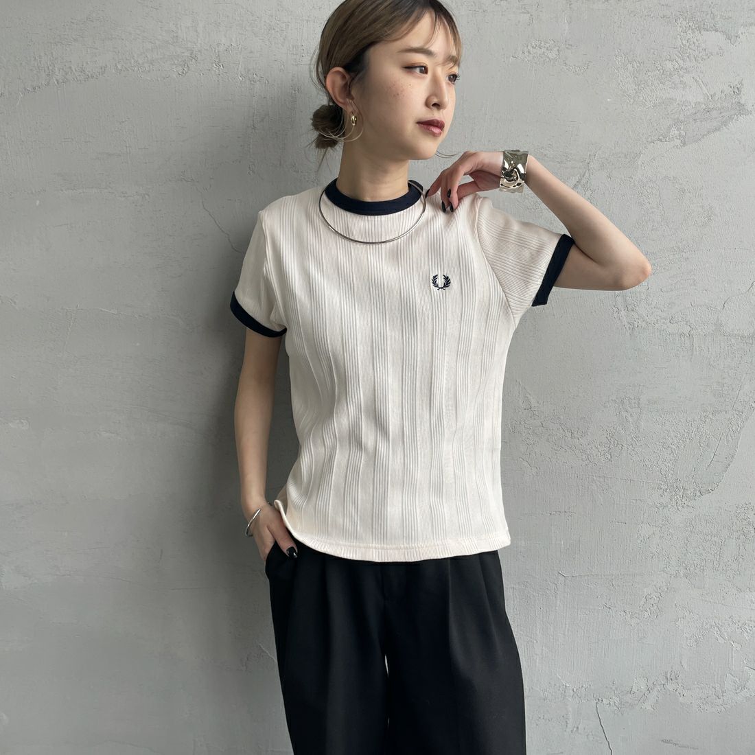 FRED PERRY [フレッドペリー] 別注 ランダムリブ ワンポイントロゴ刺繍 リンガーTシャツ [FPW-25S-012-JF] PEACH/NVY &&モデル身長：150cm 着用サイズ：8&&
