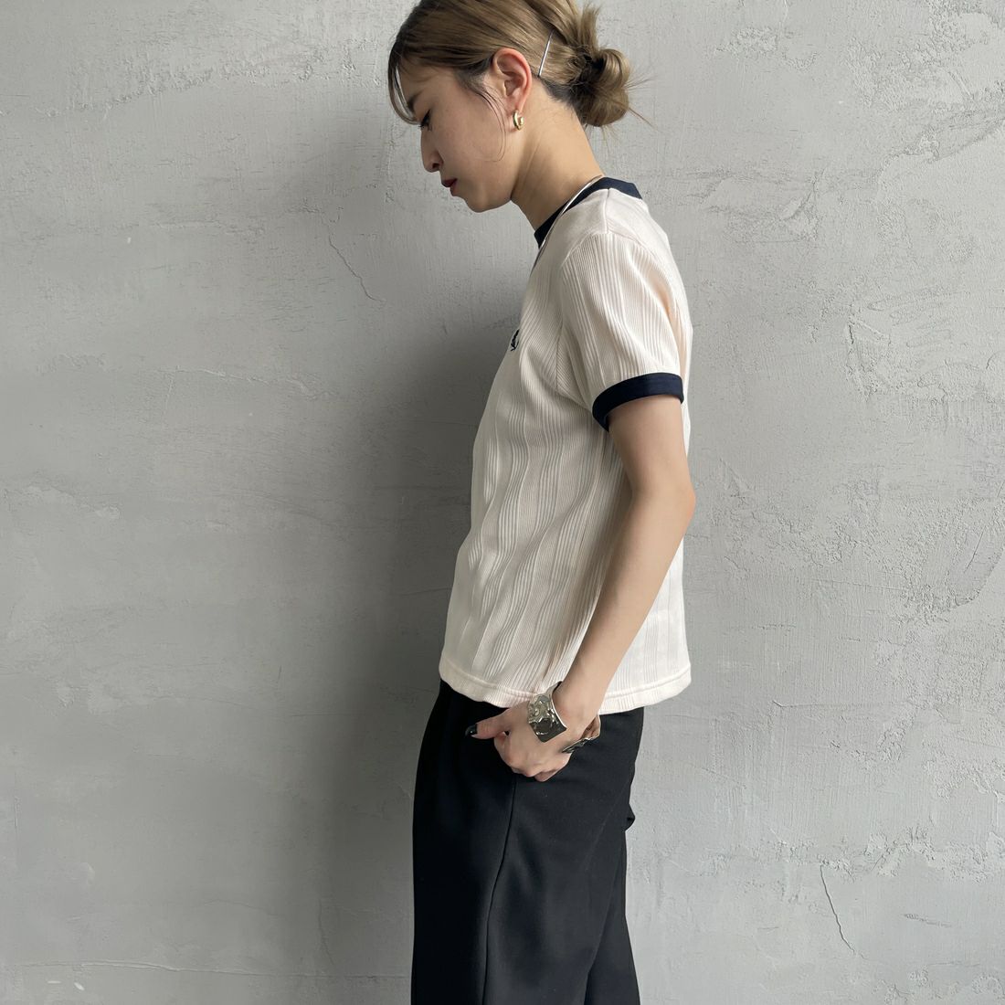 FRED PERRY [フレッドペリー] 別注 ランダムリブ ワンポイントロゴ刺繍 リンガーTシャツ [FPW-25S-012-JF] PEACH/NVY &&モデル身長：150cm 着用サイズ：8&&