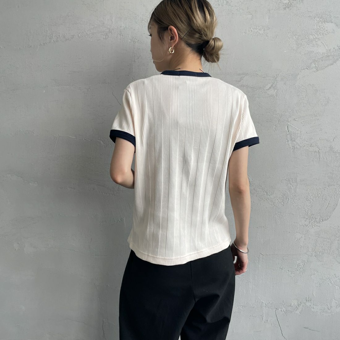 FRED PERRY [フレッドペリー] 別注 ランダムリブ ワンポイントロゴ刺繍 リンガーTシャツ [FPW-25S-012-JF] PEACH/NVY &&モデル身長：150cm 着用サイズ：8&&