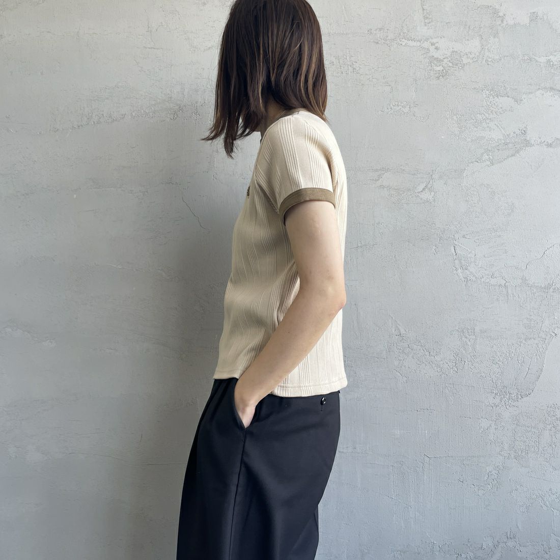 FRED PERRY [フレッドペリー] 別注 ランダムリブ ワンポイントロゴ刺繍 リンガーTシャツ [FPW-25S-012-JF] OAT/SHADE &&モデル身長：158cm 着用サイズ：8&&