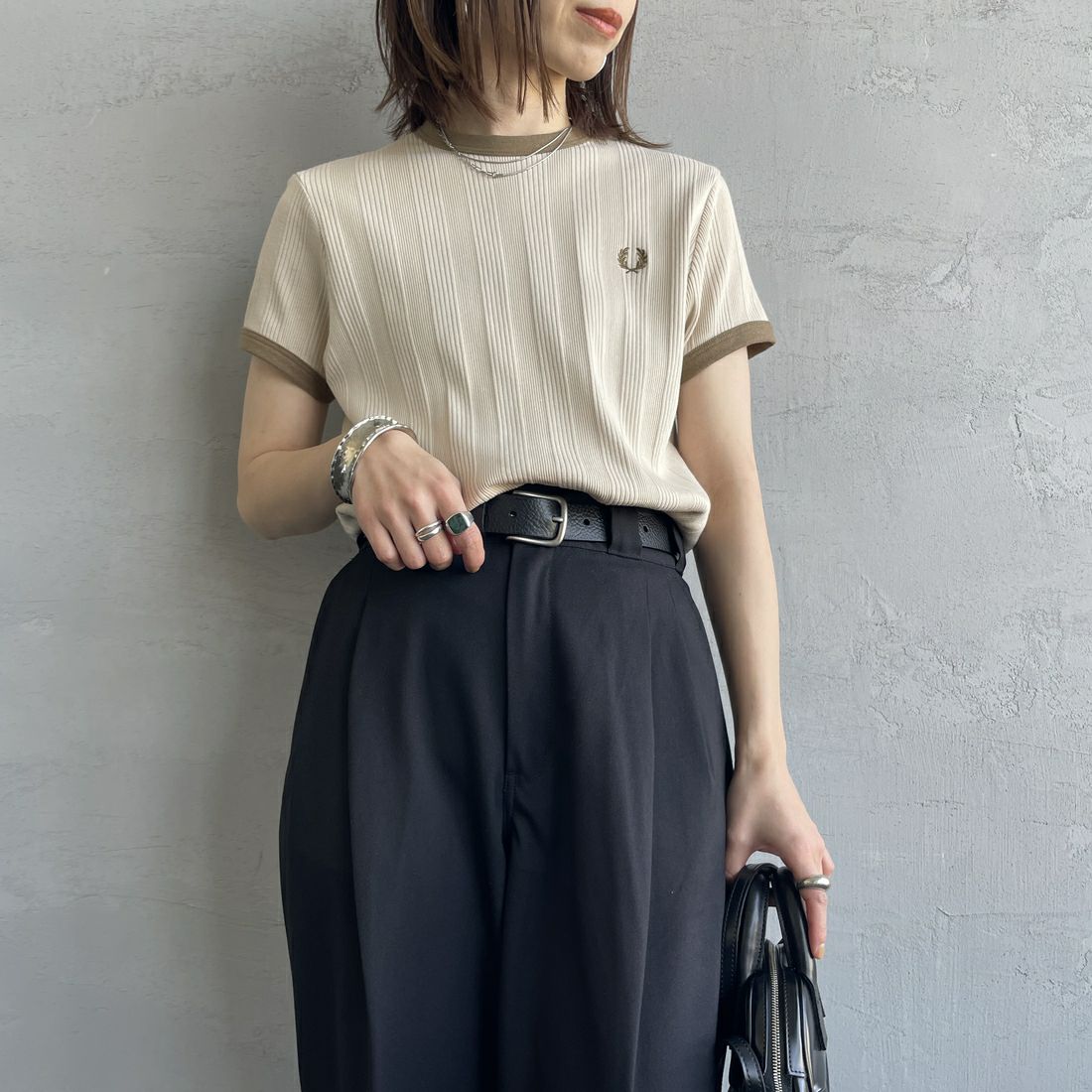 FRED PERRY [フレッドペリー] 別注 ランダムリブ ワンポイントロゴ刺繍 リンガーTシャツ [FPW-25S-012-JF] OAT/SHADE &&モデル身長：158cm 着用サイズ：10&&