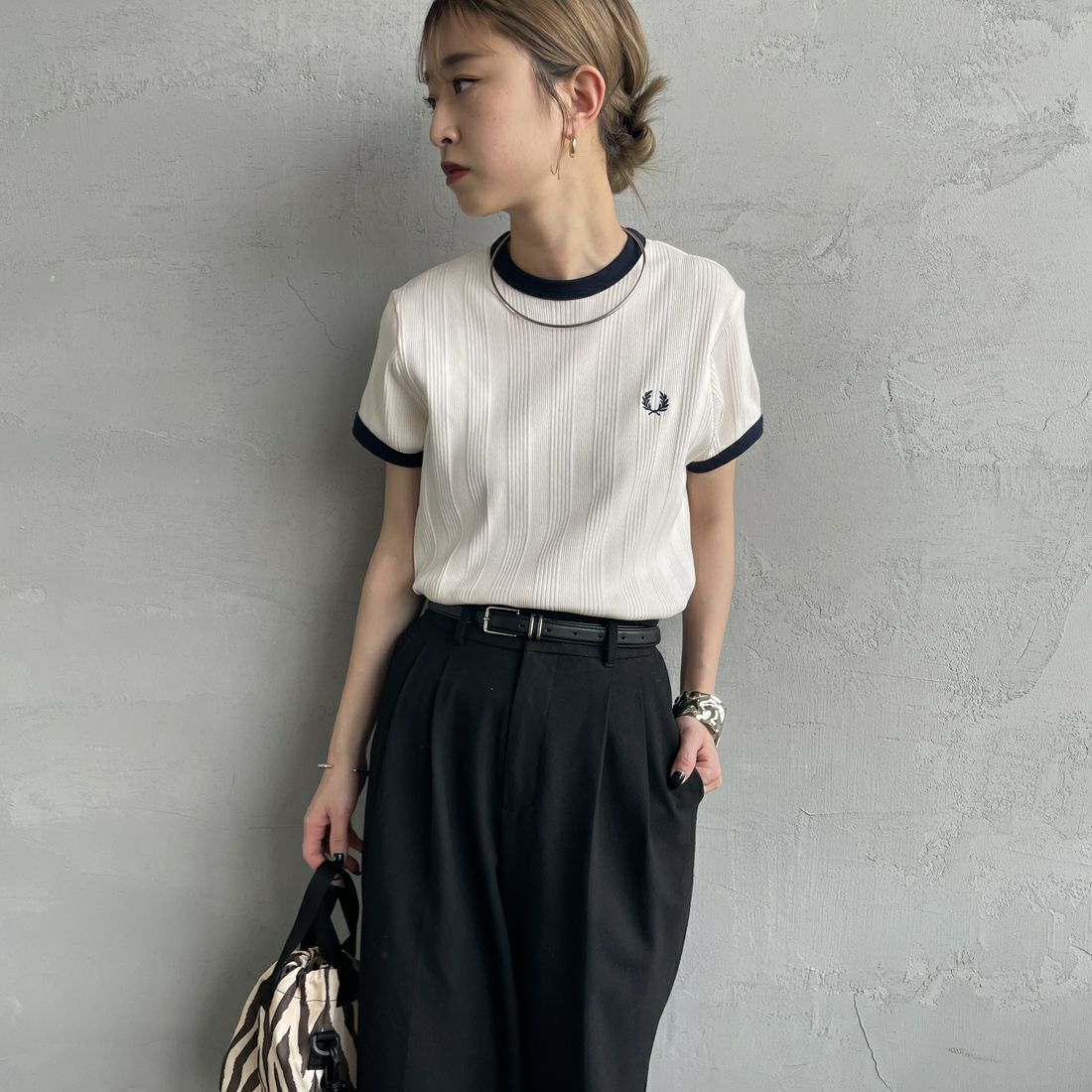 FRED PERRY [フレッドペリー] 別注 ランダムリブ ワンポイントロゴ刺繍 リンガーTシャツ [FPW-25S-012-JF] PEACH/NVY &&モデル身長：150cm 着用サイズ：8&&