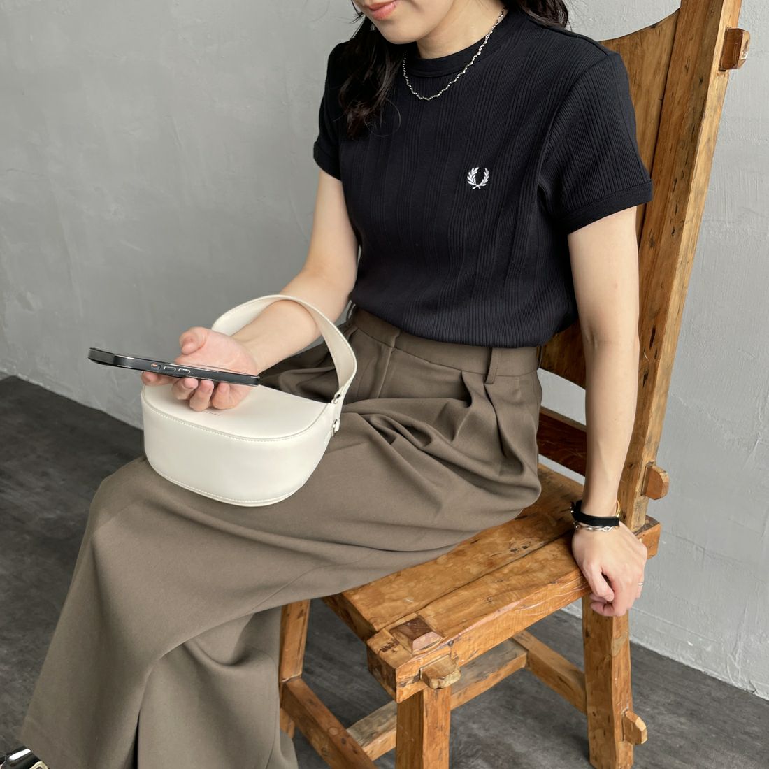 FRED PERRY [フレッドペリー] 別注 ランダムリブ ワンポイントロゴ刺繍 リンガーTシャツ [FPW-25S-012-JF] BLK/BLK &&モデル身長：160cm 着用サイズ：8&&